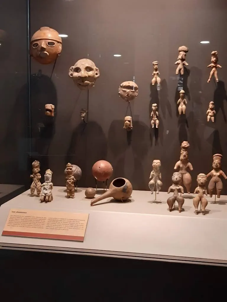 Colección de cerámica tlatilca dentro del museo Tlatilca