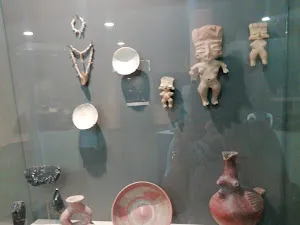 Piezas arqueológicas en vitrinas del Museo Tlatilca