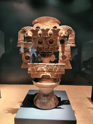 Objetos arqueológicos preservados en museo Quetzalpapalotl