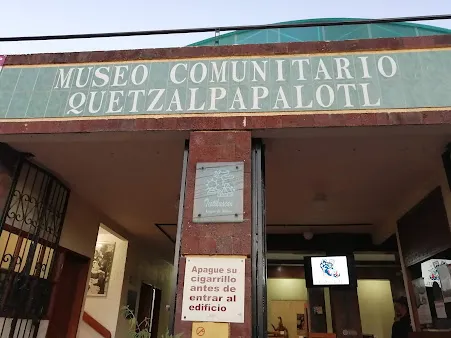 Entrada principal del Museo Comunitario Quetzalpapalotl en el centro de Teotihuacán